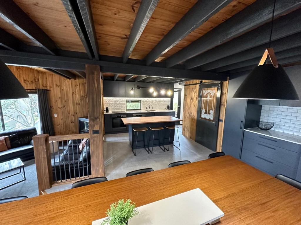 福尔斯克里克High Plains 5的一间带木桌的用餐室和一间厨房