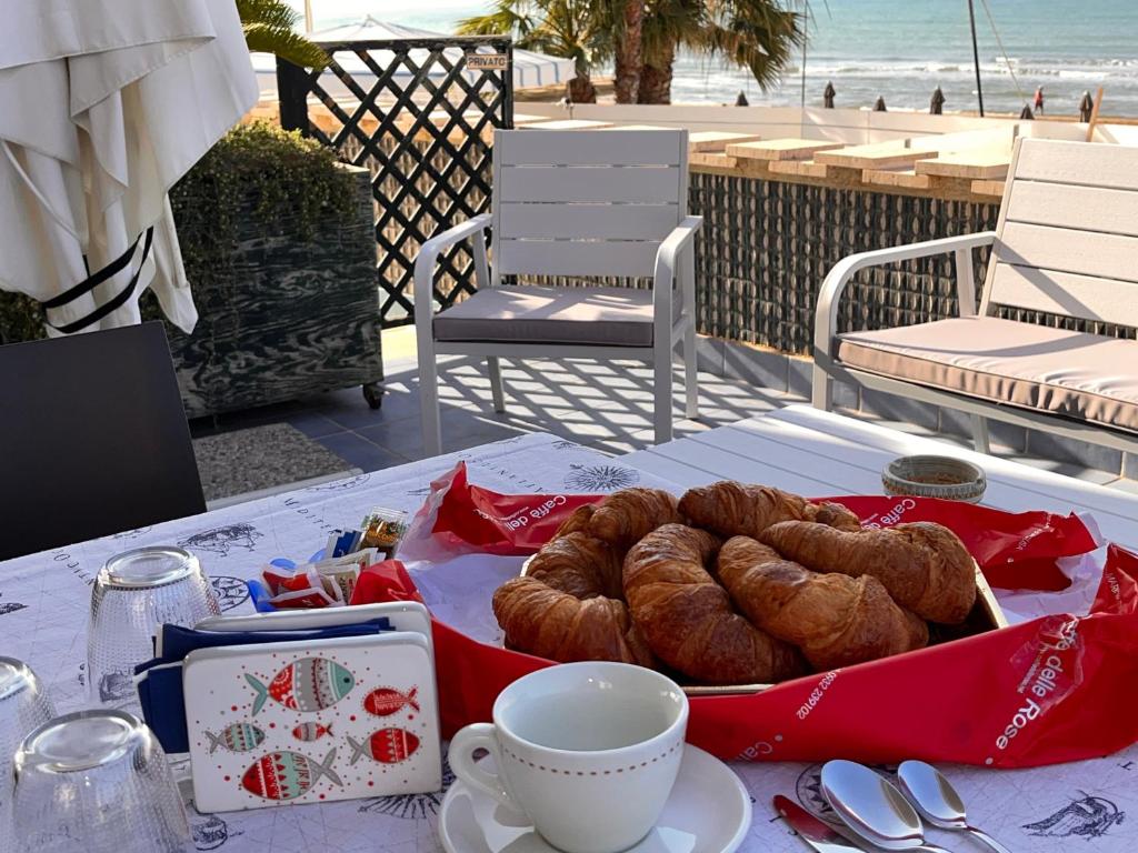 拉古萨码头L'Onda的一张桌子,上面放着一篮羊角面包和一杯咖啡