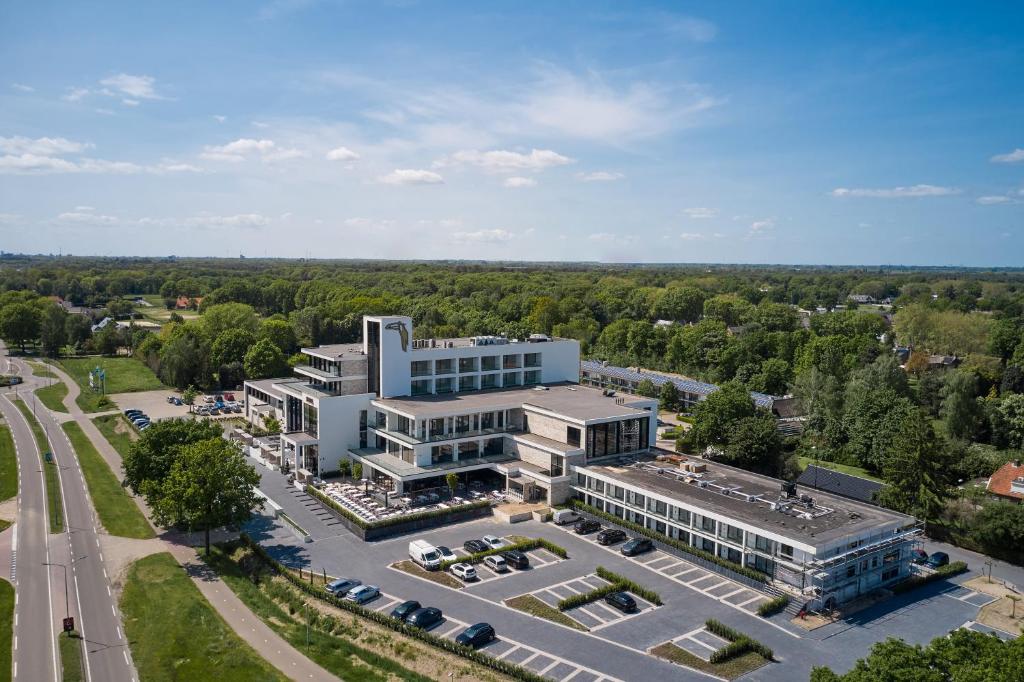 尼兰凡德尔瓦克内兰德 - 斯赫尔特吉恩波斯酒店的享有大楼空中景色,设有停车场