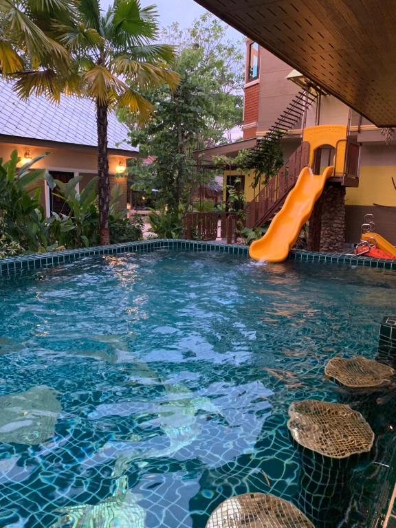 清迈Mana-An Lake Hill Resort Villa的度假村内带滑梯的游泳池