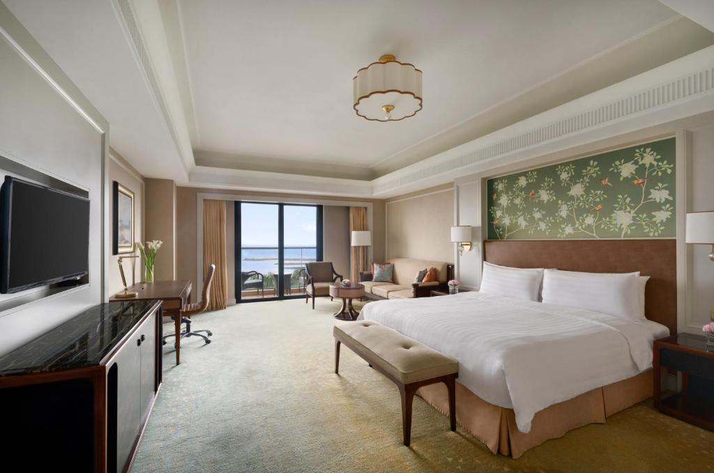 海口海口国宾馆（雅高集团管理）的酒店客房设有一张大床和一台电视。