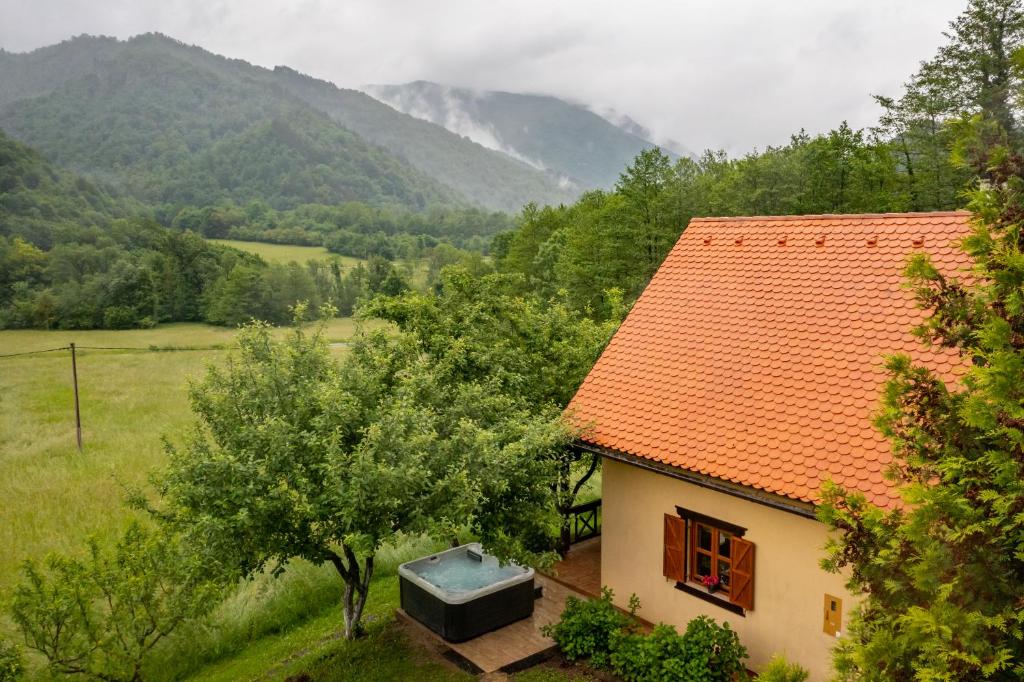 代尔尼采Holiday House Sofia的一座拥有橙色屋顶和树的房子