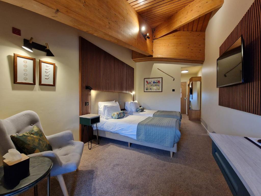 East StokeDorset Resort Hotel的一间酒店客房,配有一张床和一台电视