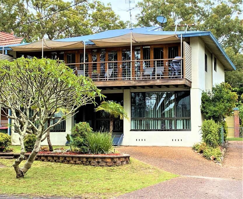 萨拉曼德湾Wanda House - Close to beach Linen Pets的大型白色房屋设有门廊和阳台