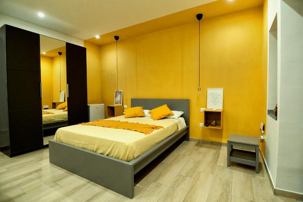 福尔米亚Domus Martì的一间卧室设有一张黄色墙壁的大床