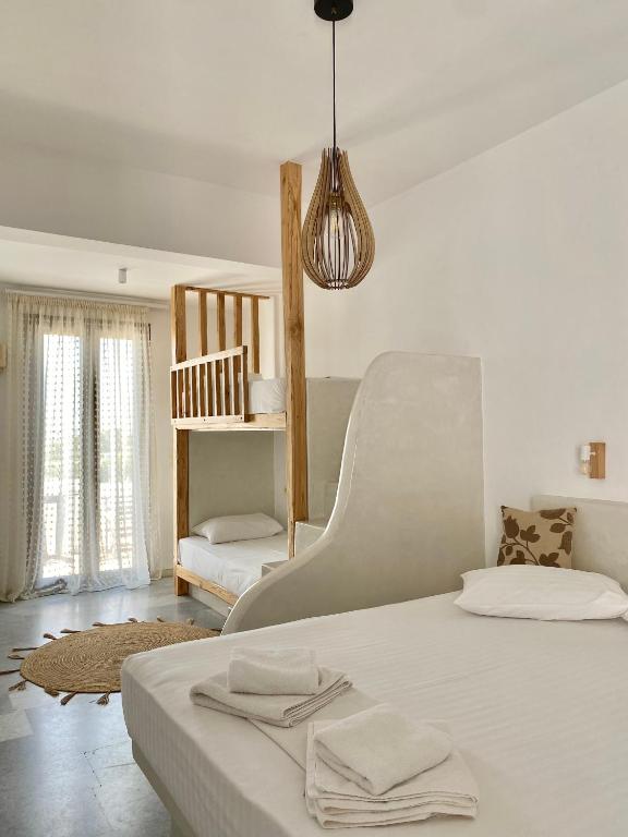 纳克索乔拉Fikas Hotel的一间卧室配有带毛巾的床