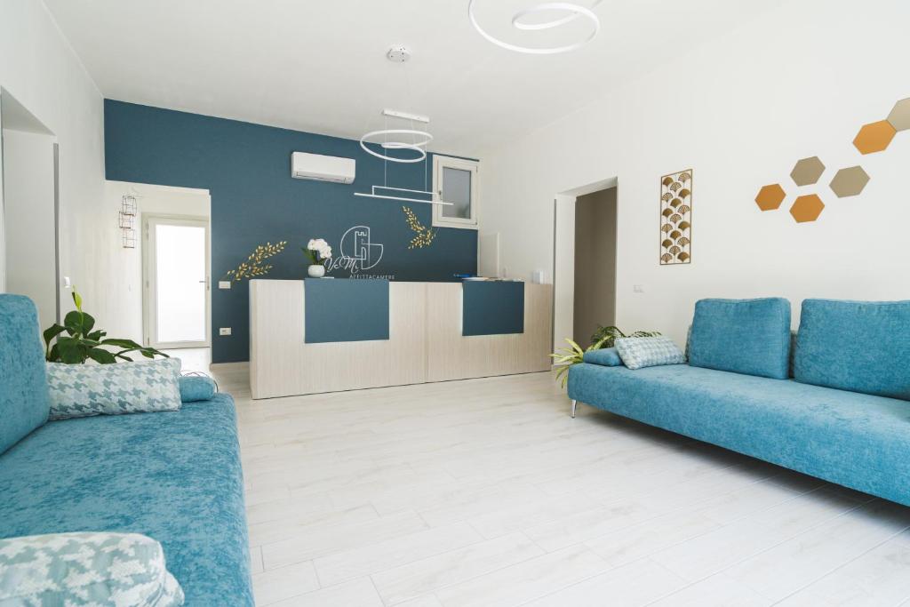 波萨达VeMi Affittacamere的一间带2张蓝色沙发的客厅和一间厨房