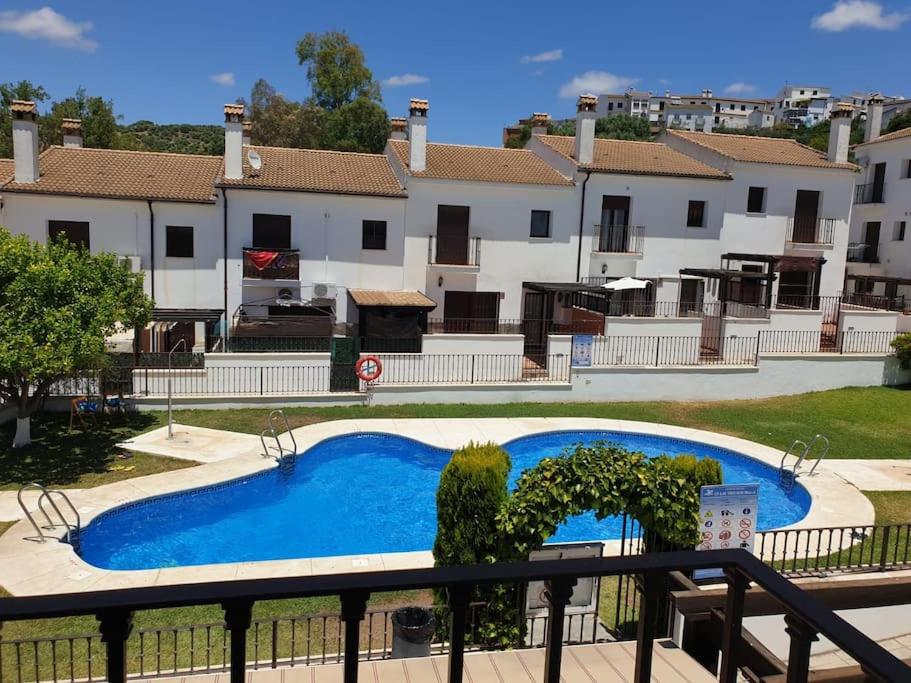 埃尔博斯克CASA RURAL EN URB LAs TRUCHAS-EL BOSQUE的享有游泳池的景色,游泳池的建筑背景