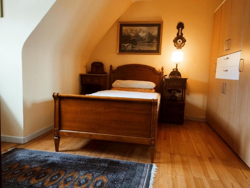 舍姆贝格Zimmer in Nordschwarzwald的一间卧室配有床和2个床头柜