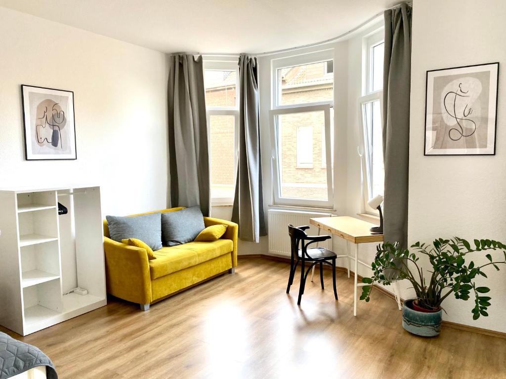 杜伊斯堡2 Rooms, free Parking, 25 min to Düsseldorf, 150 Mbps WLAN的客厅配有黄色的沙发和桌子