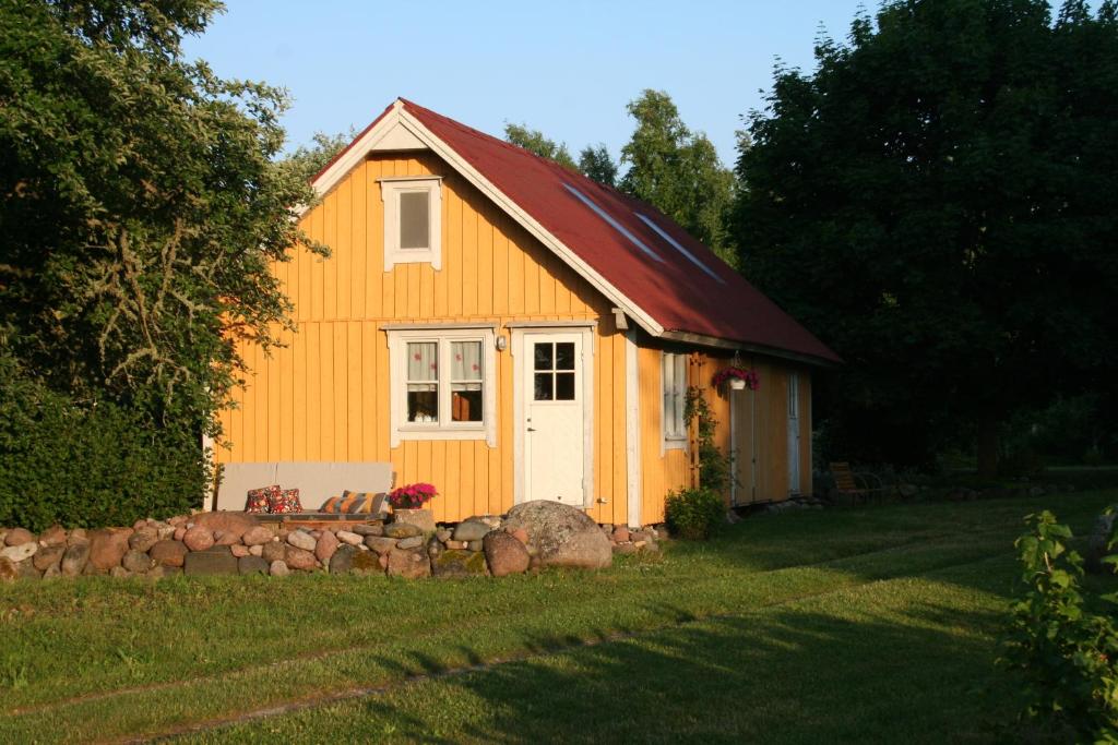 Türju rannamaja的红色屋顶的黄色小房子