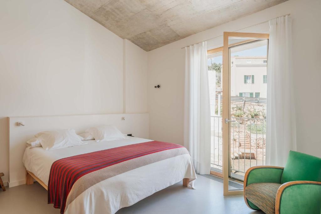 费雷列斯Ses Sucreres Small & Slow Hotel的白色的卧室设有床和窗户