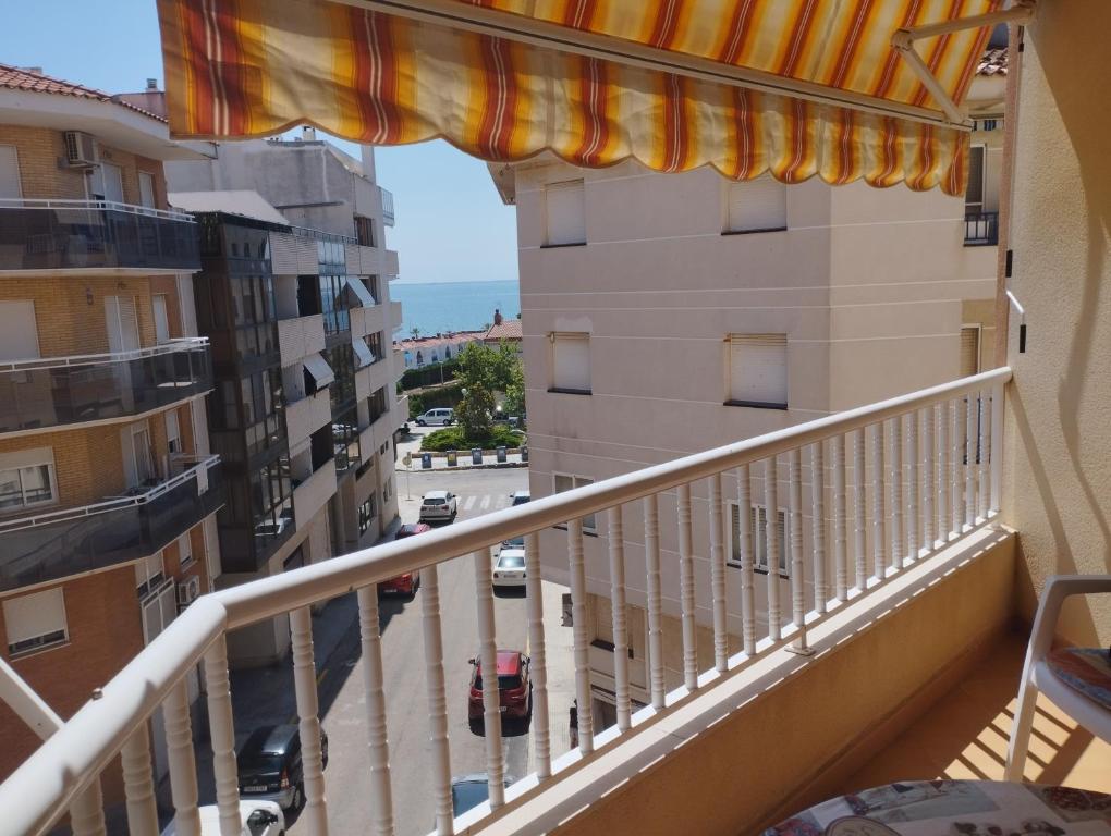 圣卡洛斯拉腊皮塔Apartamento vistas al mar, segunda línea 3 habitaciones的享有街道景致的阳台