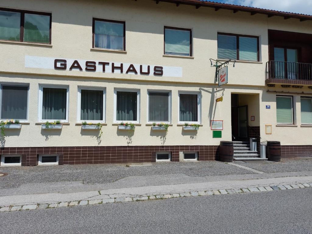 Kroatisch GeresdorfGasthaus Teveli的上面写有阴道的建筑物