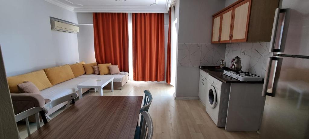 安塔利亚Konyaaltı Apart Hotel的带沙发的客厅和厨房