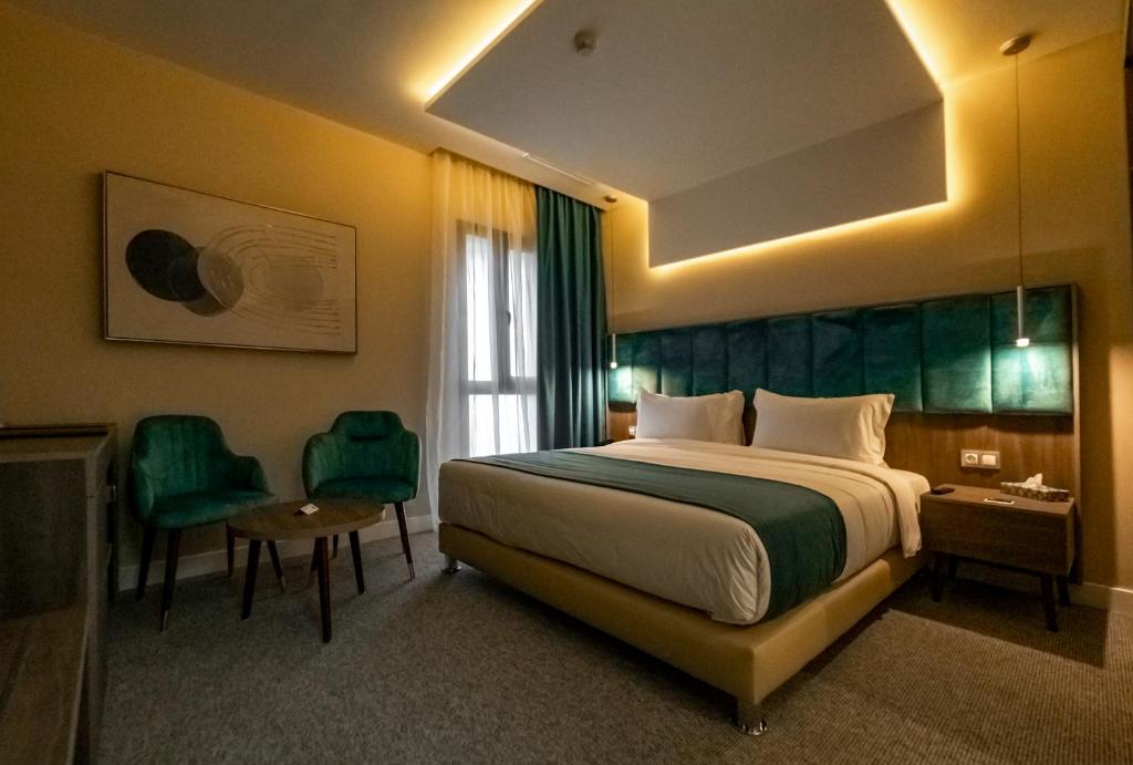 HydraAD Hotel Pont D'Hydra的酒店客房带一张床、一张桌子和椅子