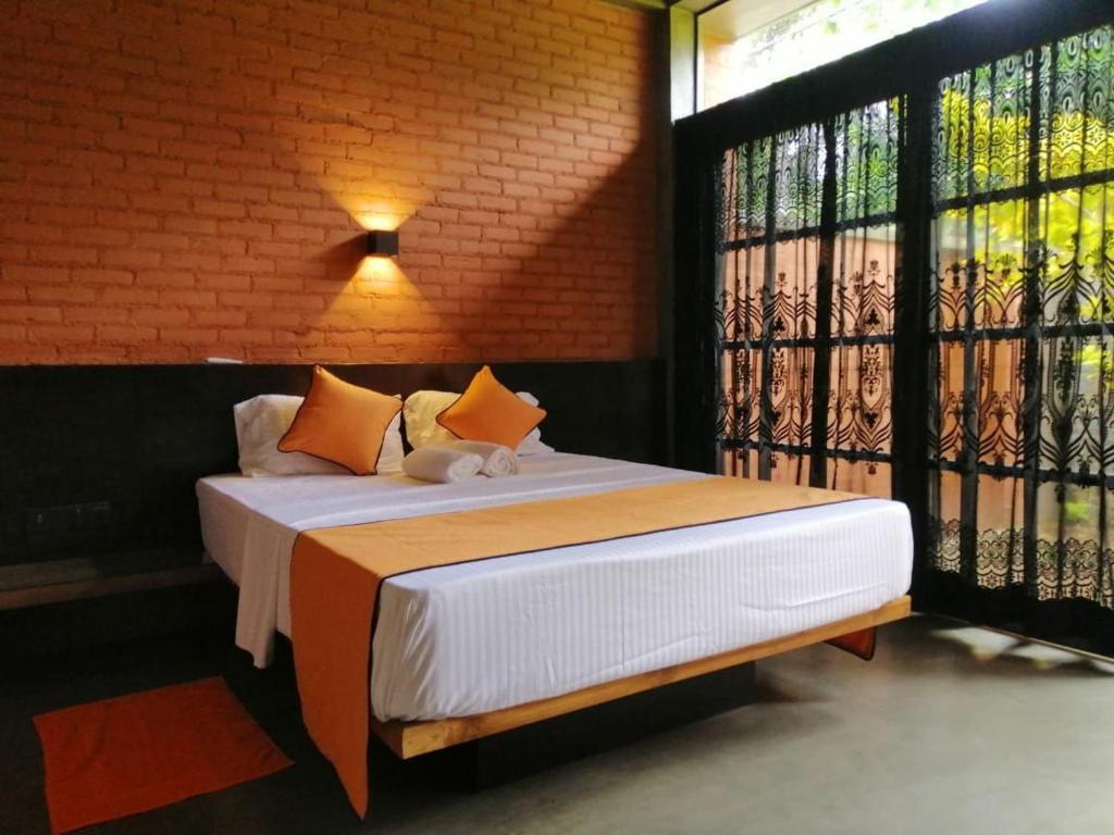 乌纳瓦图纳Avera Hills Villas Unawatuna的一张位于带大窗户的房间内的床铺