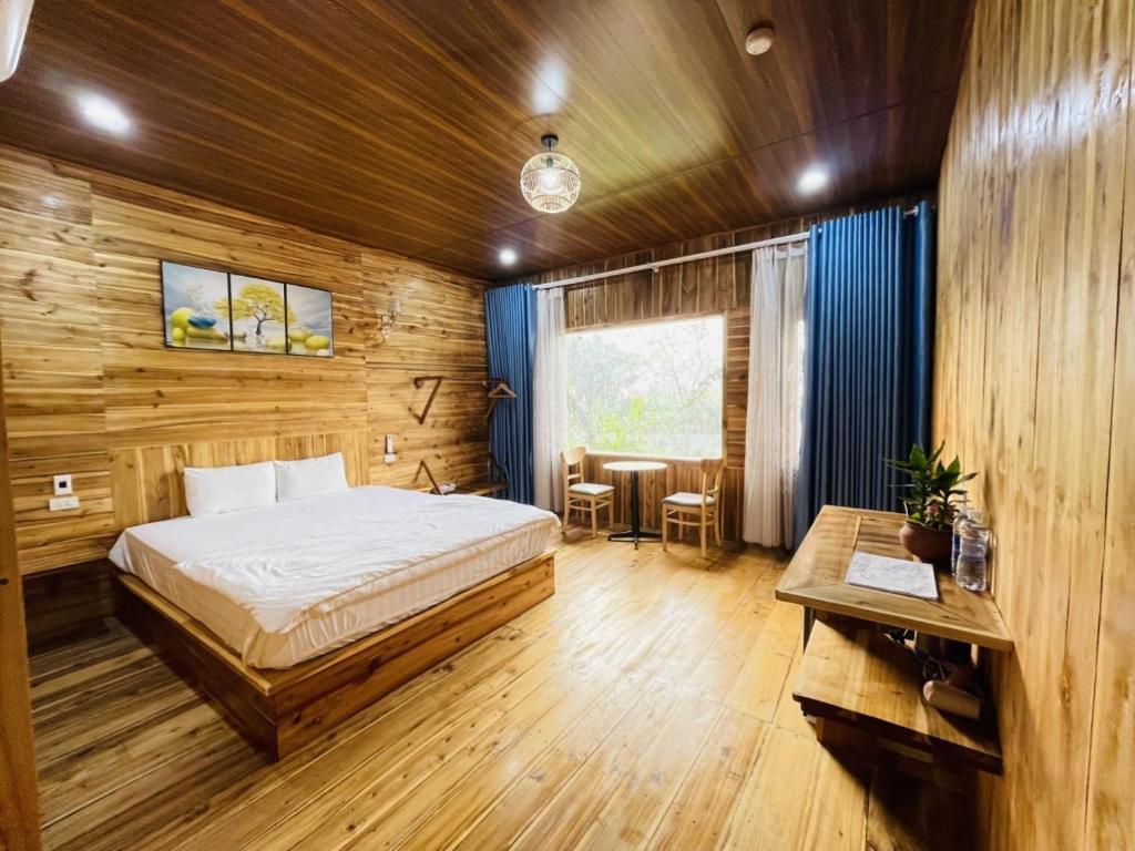 宁平Tuyet's hostel的一间卧室配有一张床和一张桌子
