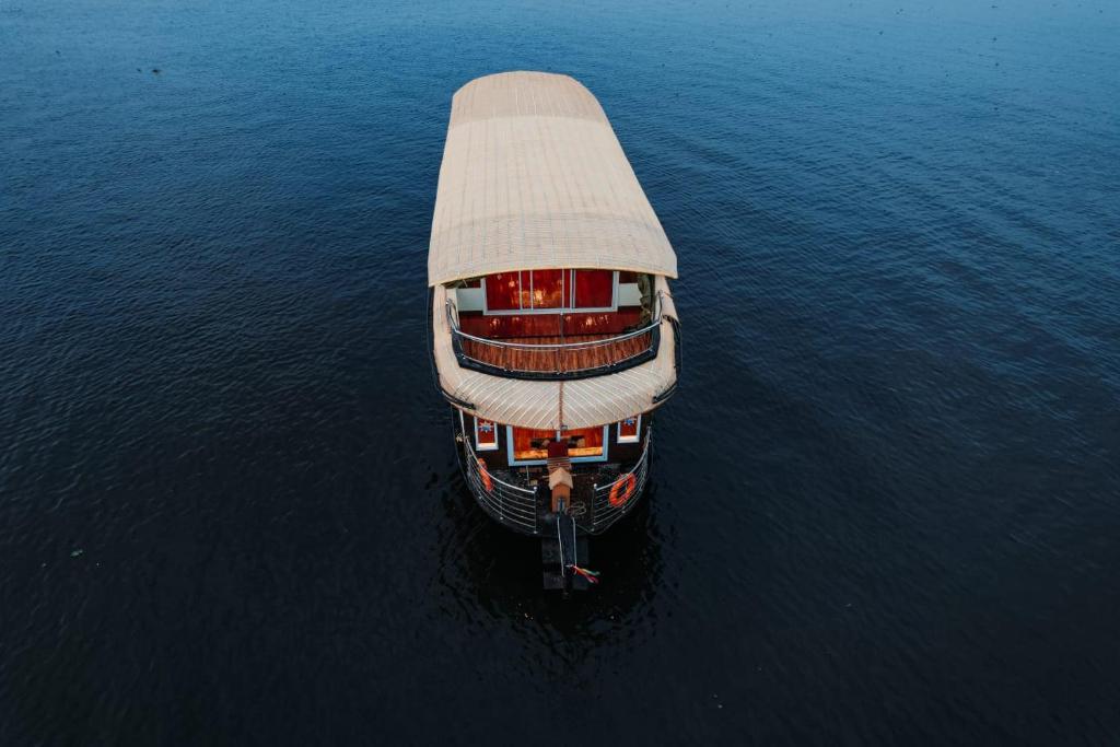 阿勒皮Venice Premium Houseboats Alleppey的水面上船只的景象