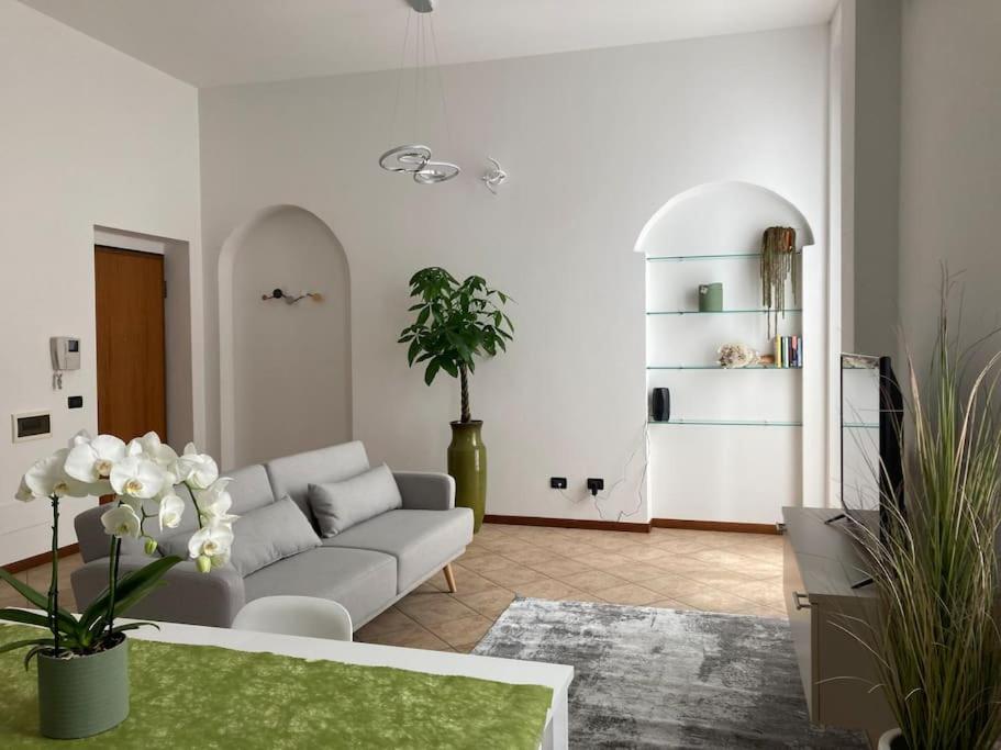 克雷莫纳Appartamento Dante的客厅配有沙发和桌子