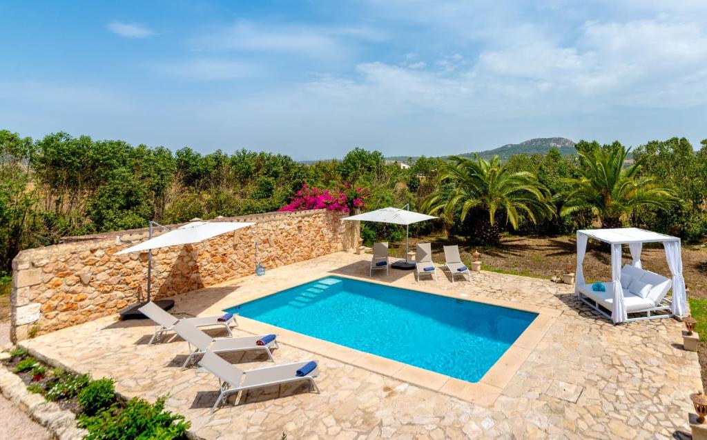 锡内乌Borgata Roggio的别墅 - 带游泳池和带椅子的庭院