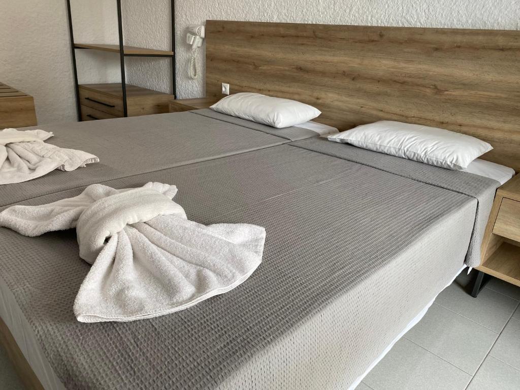 阿吉亚玛丽娜Georgina的一间卧室配有两张床和白色毛巾。