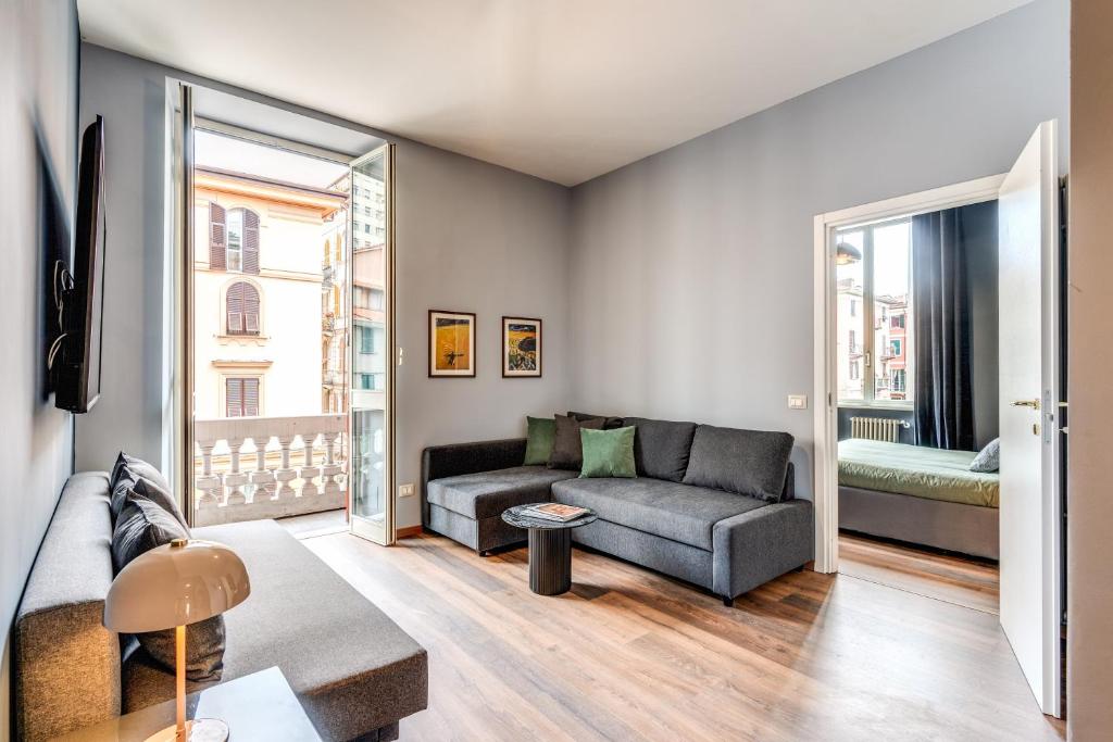 斯培西亚Cinque Terre Dream的带沙发和窗户的客厅