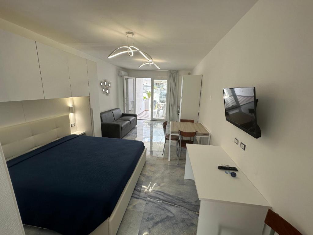 切萨雷奥港Infinity Residence con Parcheggio的一间卧室设有一张床和一间客厅。