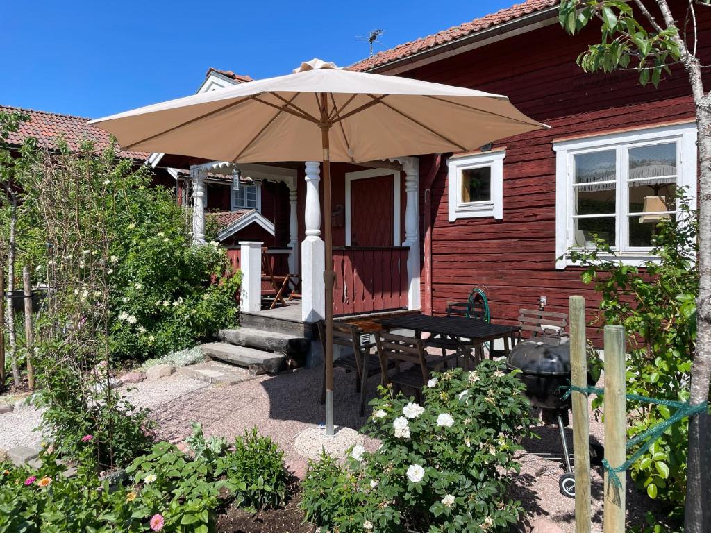 DjurasVilla Wargquist的一个带桌子和雨伞的房子
