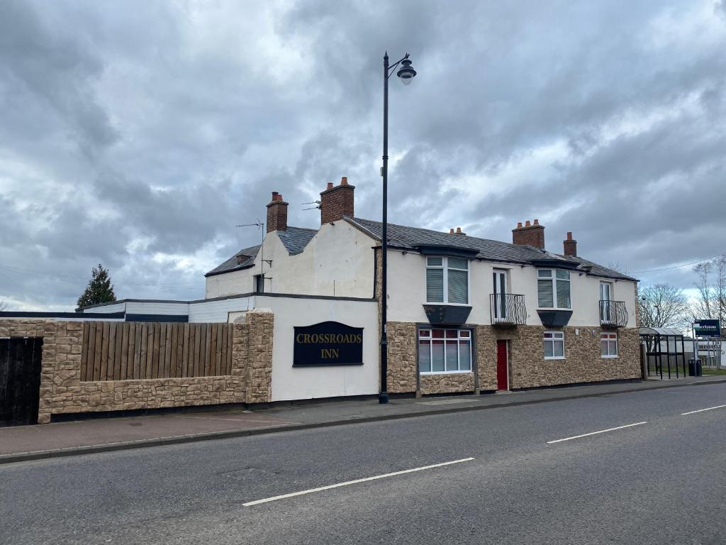 SacristonThe Crossroads Inn的街道边的建筑物