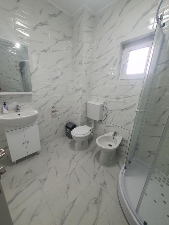 科尔布CAZARE EDI的白色的浴室设有卫生间和水槽。
