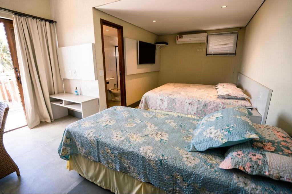 费尔南多 - 迪诺罗尼亚Horizonte Azul Noronha的酒店客房设有两张床和窗户。