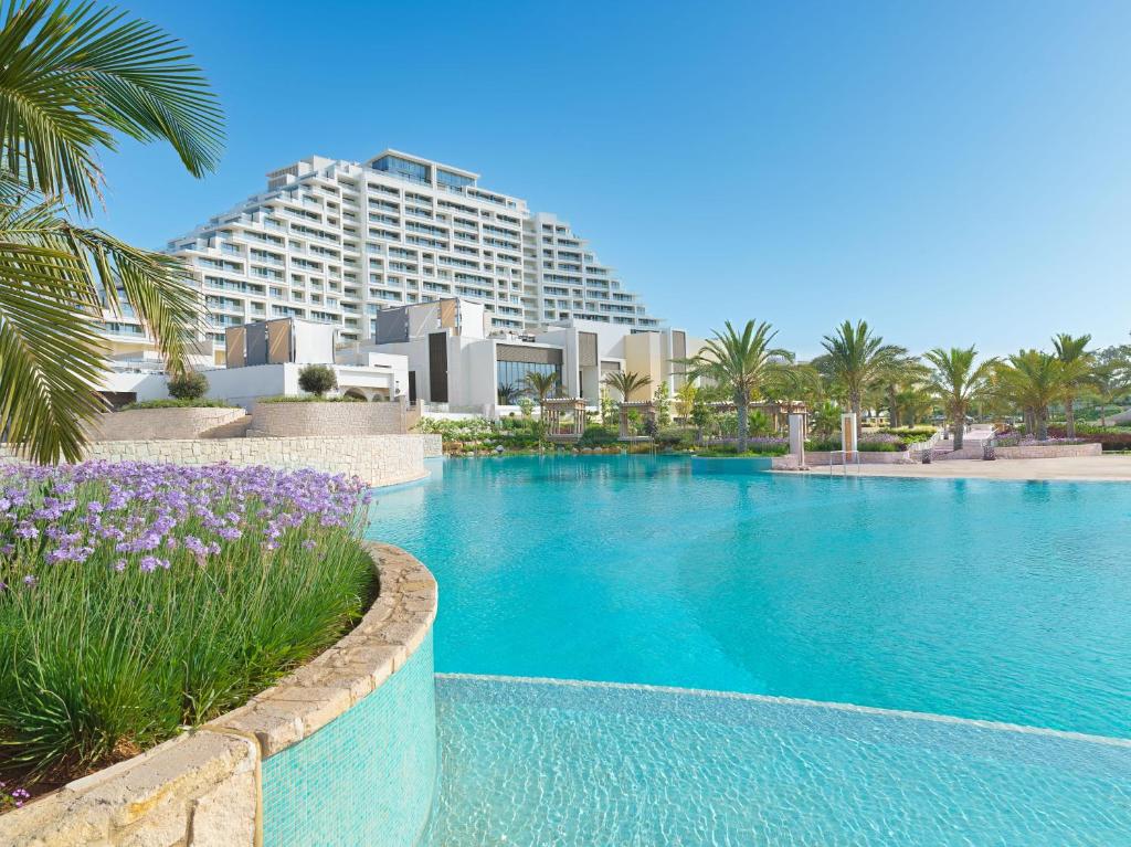 利马索尔City of Dreams Mediterranean - Integrated Resort, Casino & Entertainment的酒店前方的大型游泳池