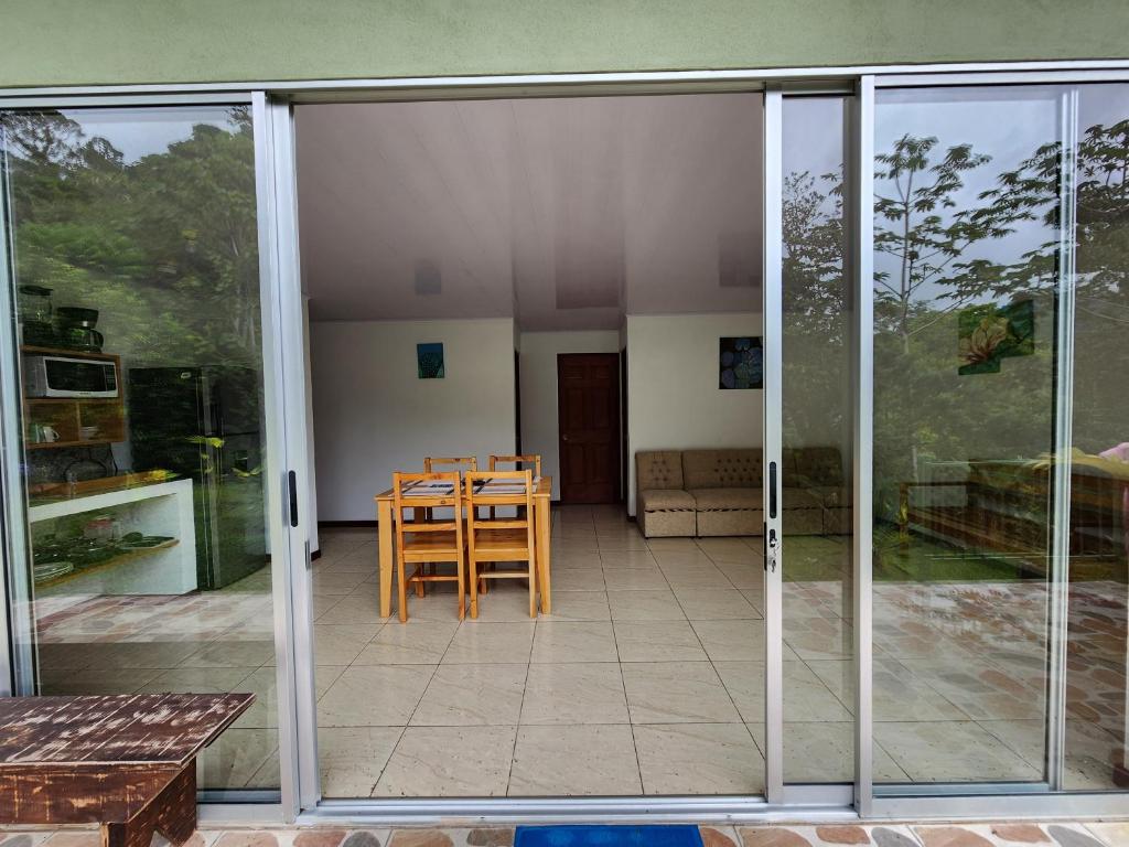 Bajos del ToroSelvática del Toro的推拉玻璃门,带桌子的庭院