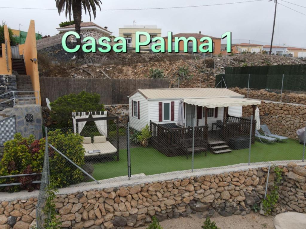 圣米格尔德阿沃纳Casas Palma的一座带游乐场的房屋的模型