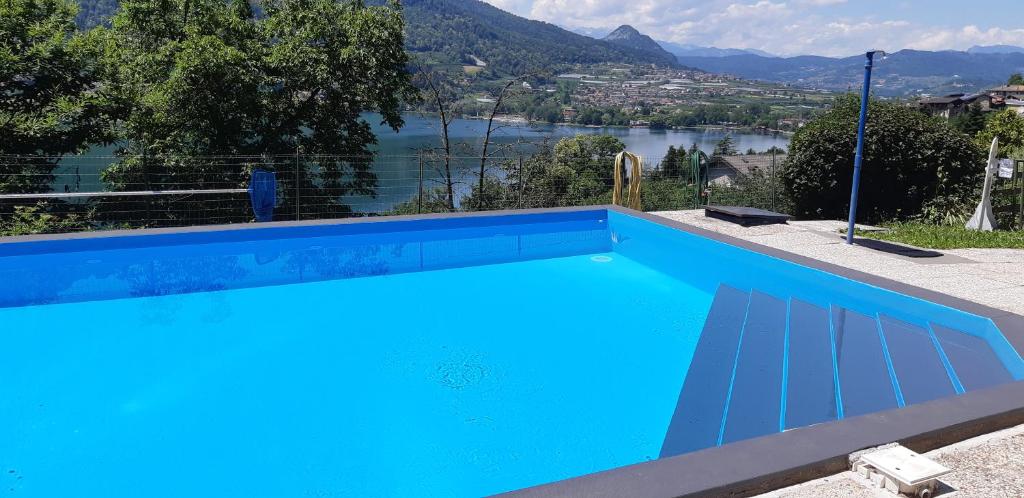 Tenna Serenity Escapes - Caldonazzo Lake的蓝色的游泳池享有湖景