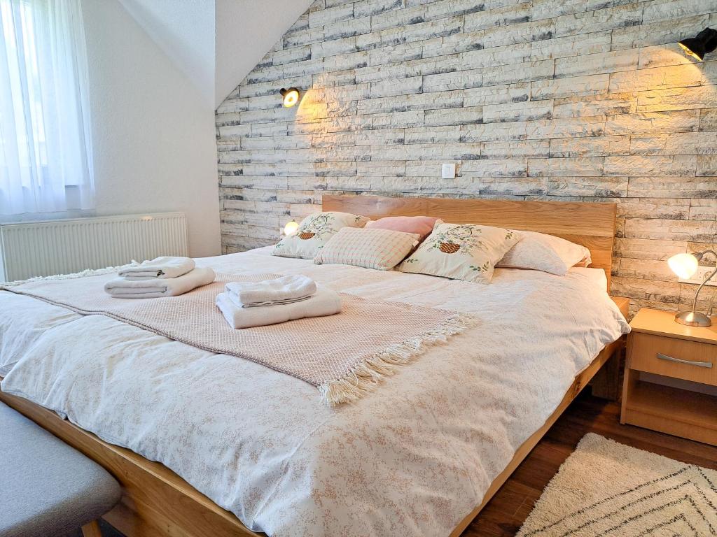 普利特维采村B&B Villa Plitvica的砖墙客房内的一张大床