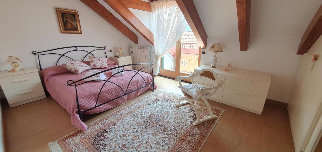 阿杰罗拉Dei della Costiera 2的卧室配有床、椅子和窗户。