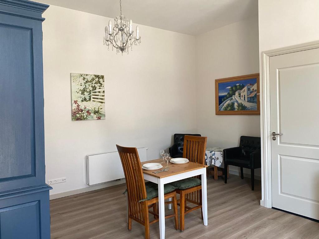 斯海弗宁恩Basic Little House Scheveningen的一间配备有白色桌椅的用餐室