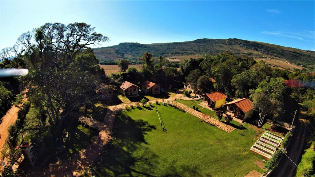 圣托梅-达斯莱特拉斯Pousada Muro de Pedra的绿色田野上房屋的空中景观