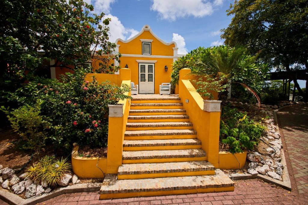 威廉斯塔德Landhuis Bona Vista的前面有楼梯的黄色房子