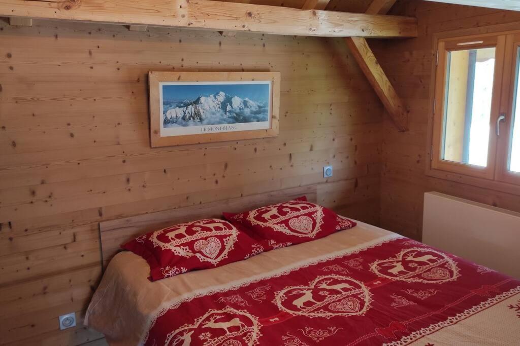 MieussyL'échappée Belle en Montagne的小木屋内一间卧室,配有一张床
