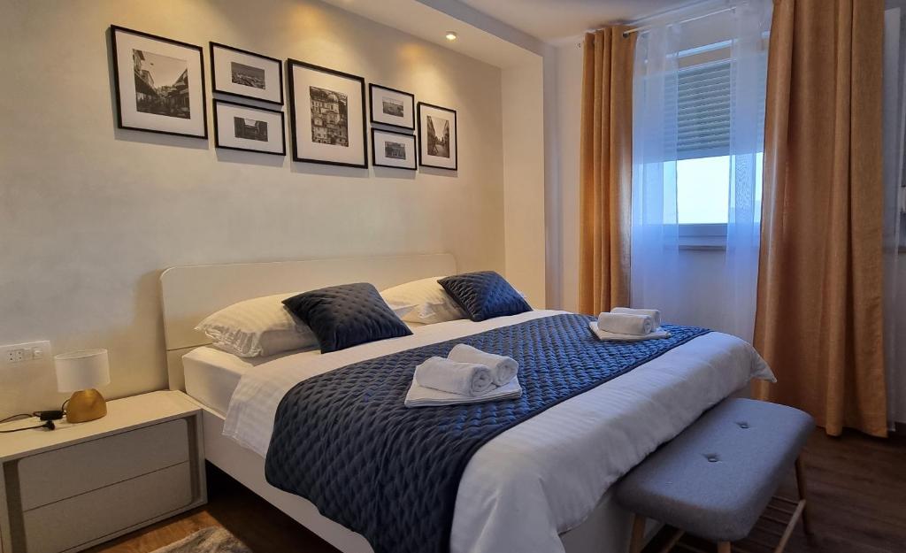 里耶卡QR Apartment for Family, Couples, and Friends stay in Rijeka的一间卧室配有带毛巾的床