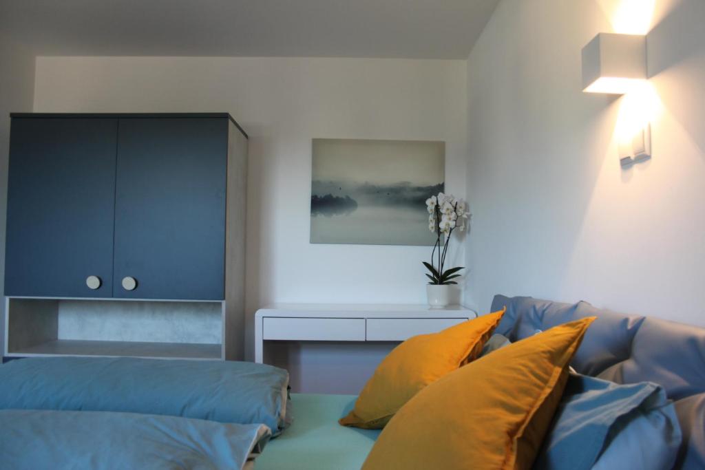 因斯布鲁克Suite Mutters的客厅配有蓝色的沙发和桌子