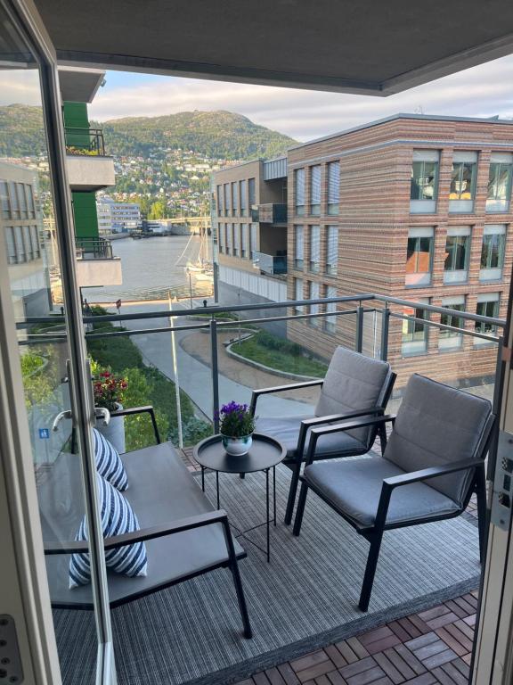 卑尔根Modern Apartment - Amazing Terrace and Fjord View, Close to City Center的美景阳台,配有两把椅子和一张桌子