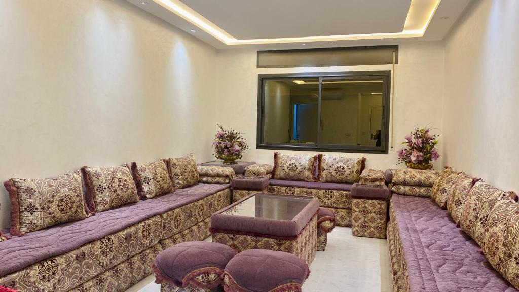 丹吉尔Big appartment near soccer stadium in Tangier的带沙发和桌子的大客厅