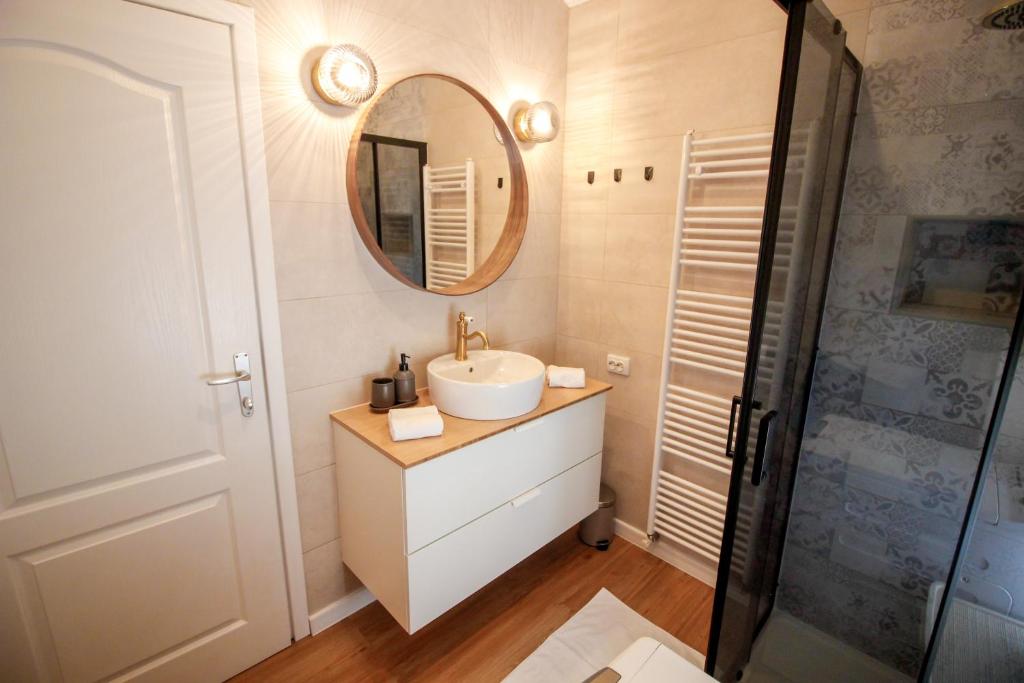 奥米沙利Apartment Castelmuschio的一间带水槽和镜子的浴室