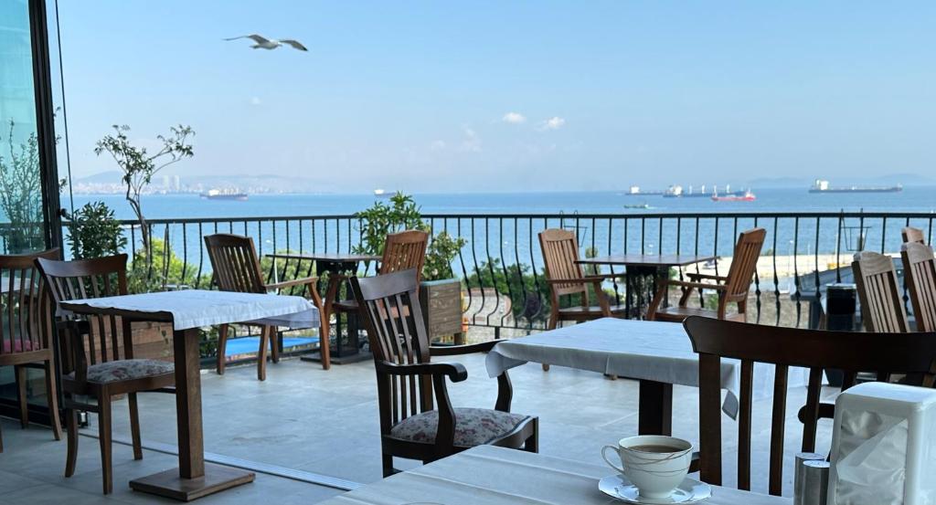 伊斯坦布尔Queen Seagull Boutique Hotel的一个带桌椅的海景庭院