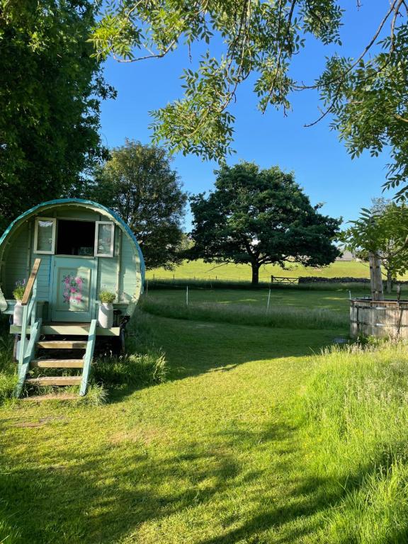 阿普比Langtonbury的停在草地上的绿色拖车
