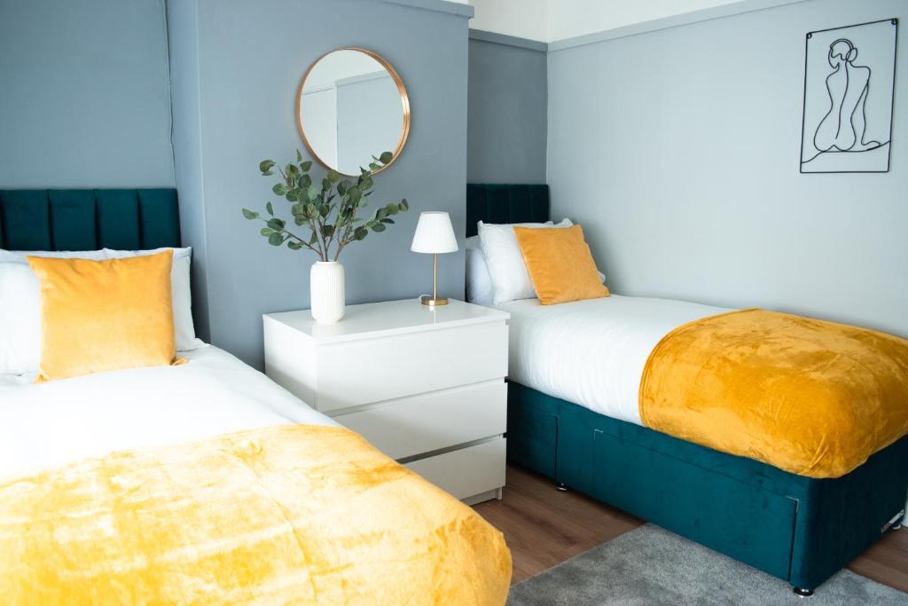 伊灵Luxury Cityscape London - Free Parking!的一间卧室配有两张床和镜子